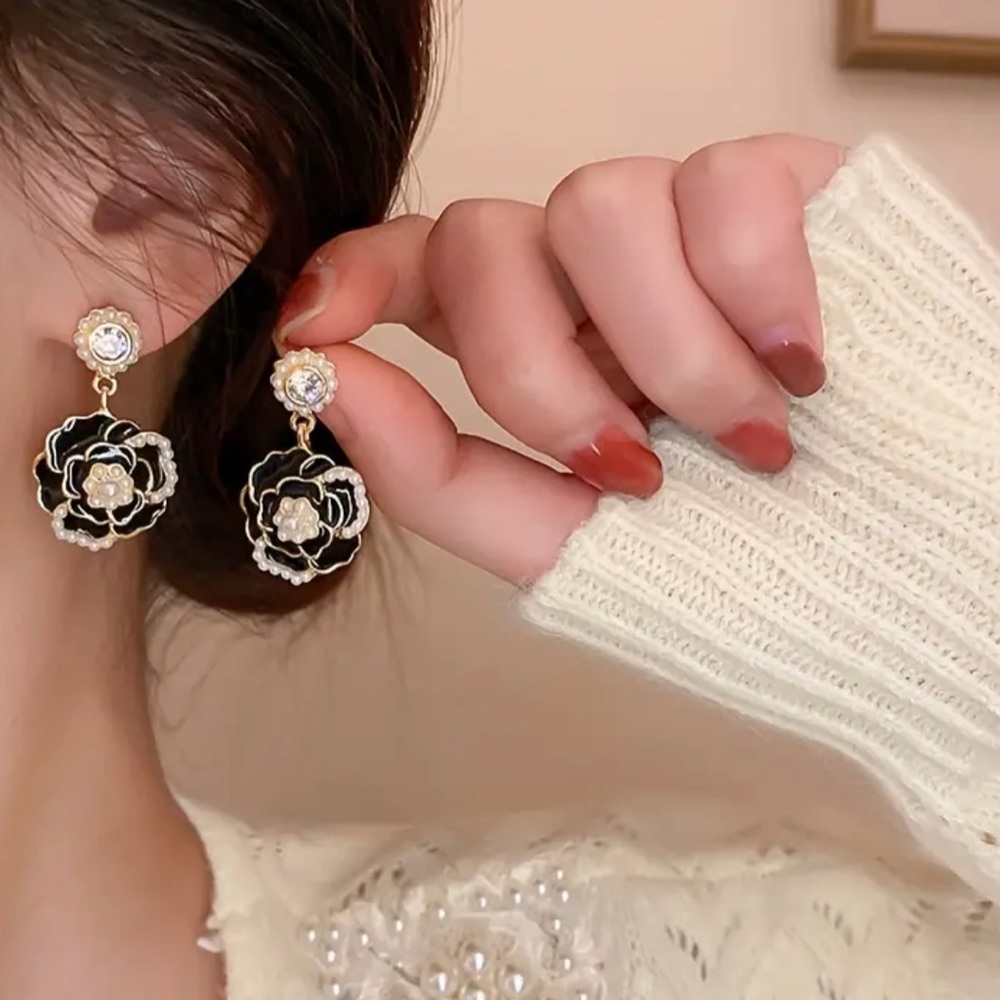 Elegant camellia drop earrings, black or white!